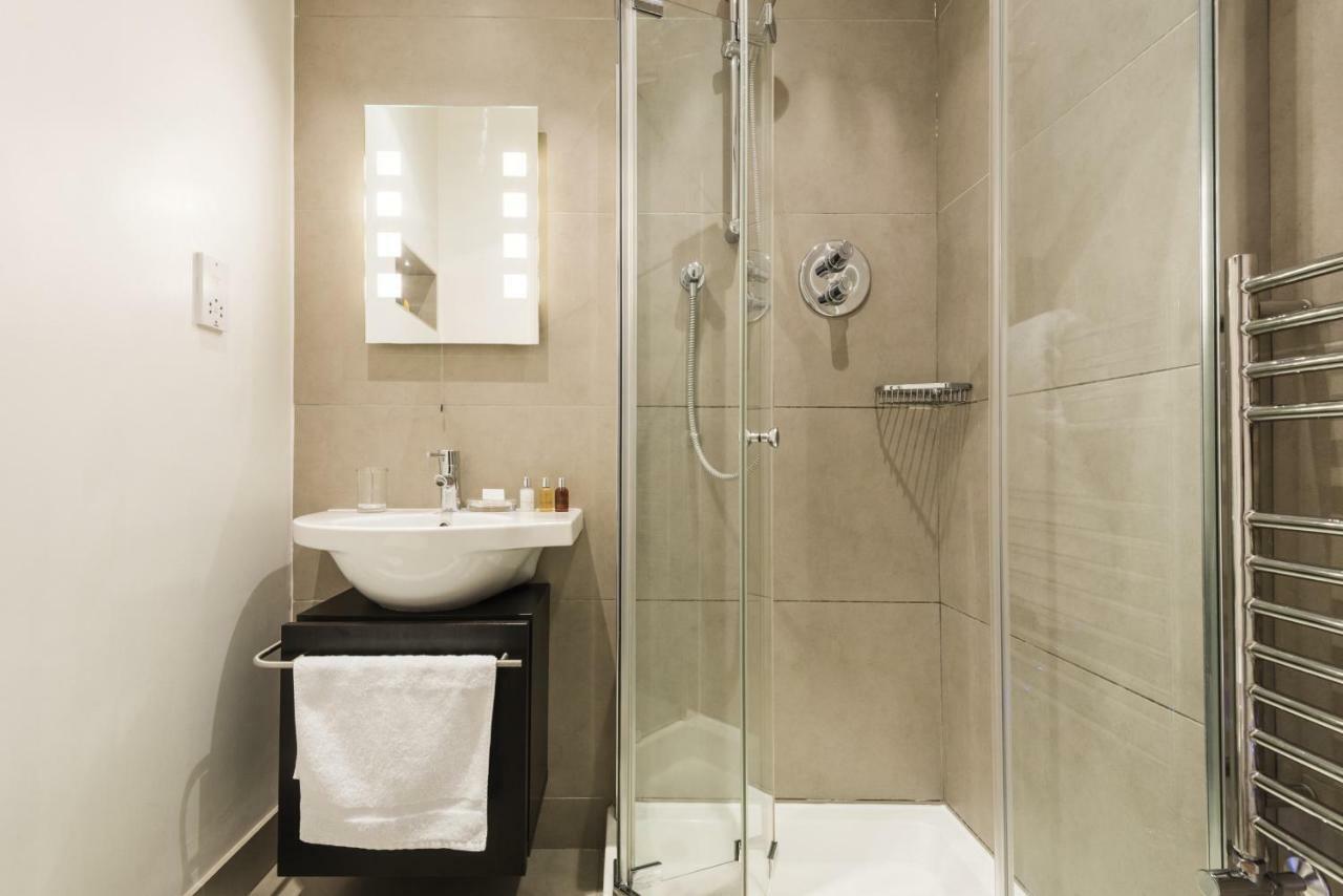 Charming Victoria Close To Buckingham Palace By Underthedoormat *